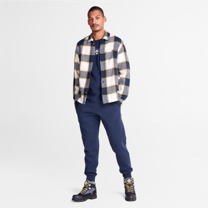 Mænd Naturen Har Brug For Helte Langærmet Grafisk T-shirt Mørk Safir Timberland